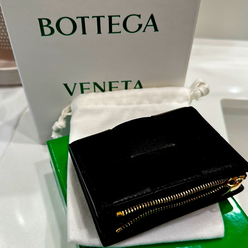 Small Bi-Fold Zip Wallet